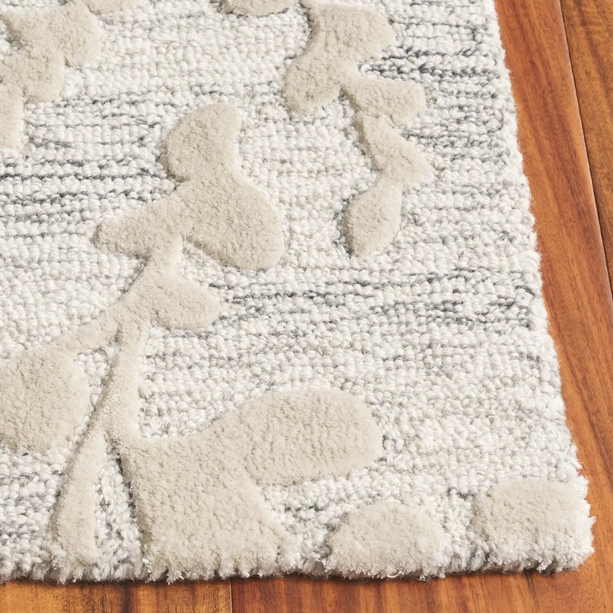 Safavieh Glamour 4'-0" x 6'-0" Rug in Natural / Grey