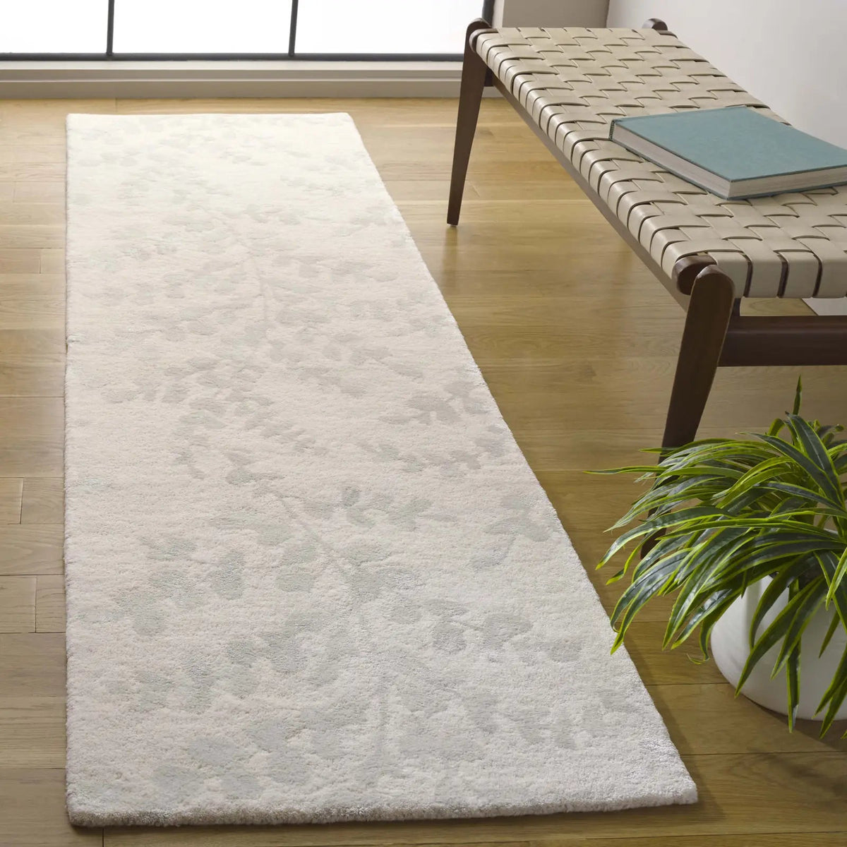 Safavieh Glamour 2'-3" x 8'-0" Rug in Ivory / Beige