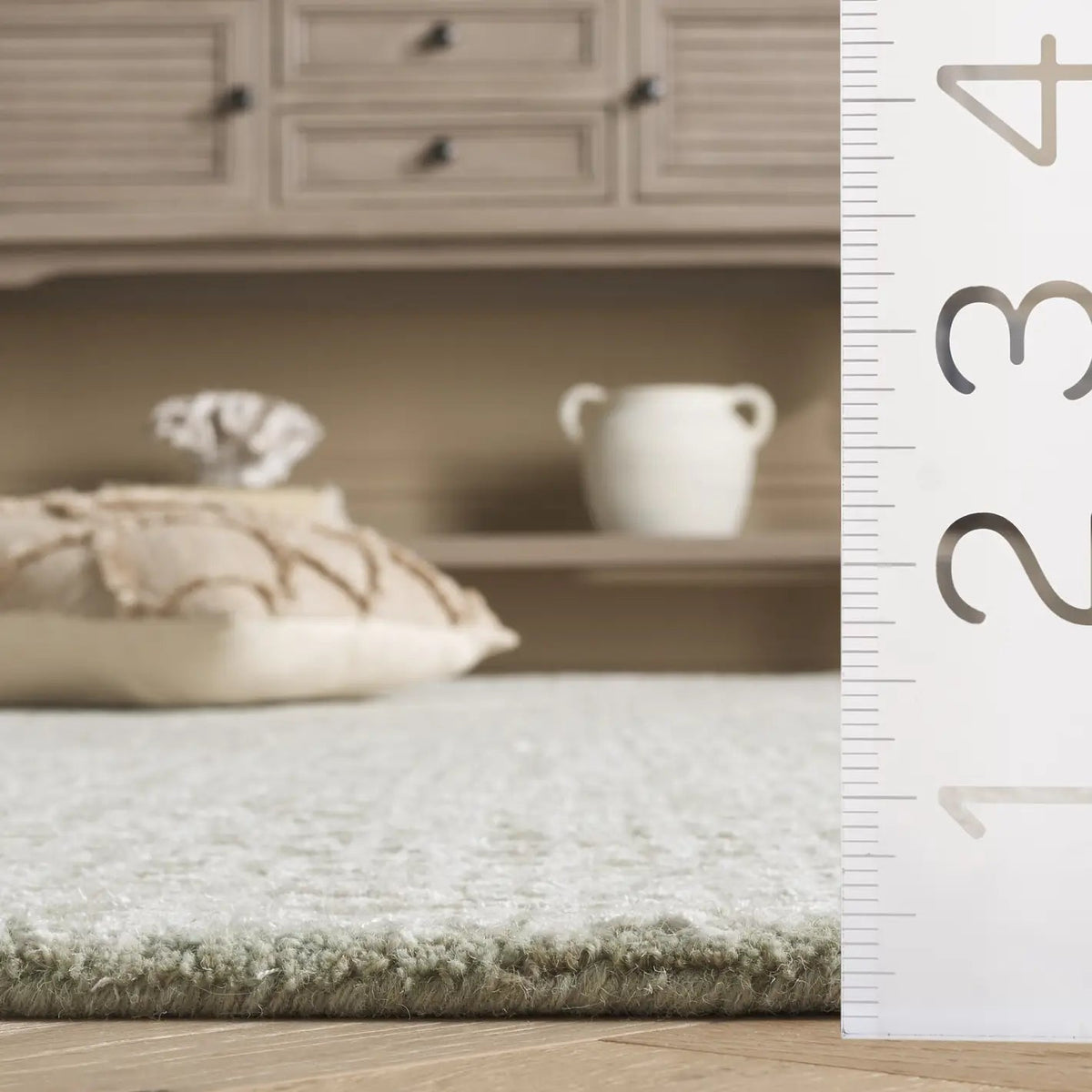 Safavieh Glamour 4'-0" x 6'-0" Rug in Sage / Ivory