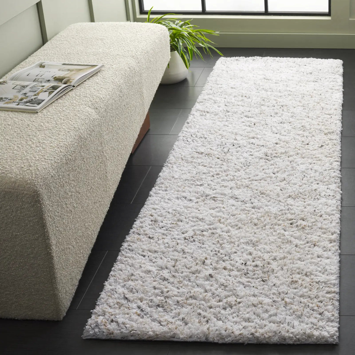 Safavieh Glory Shag 2'-3" x 8'-0" Rug in Ivory / Beige
