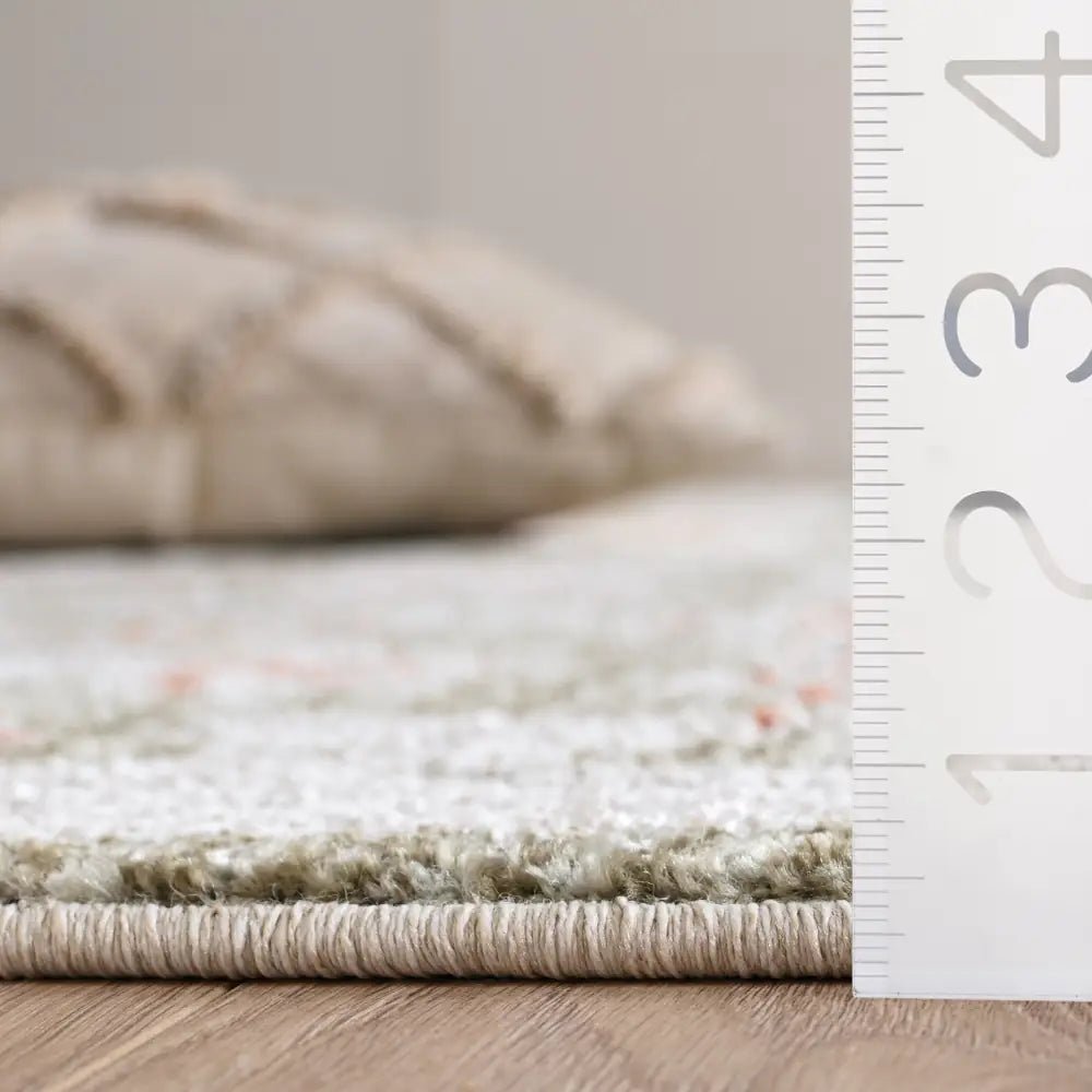 Safavieh Grove 5'-3" x 7'-6" Rug in Green / Ivory
