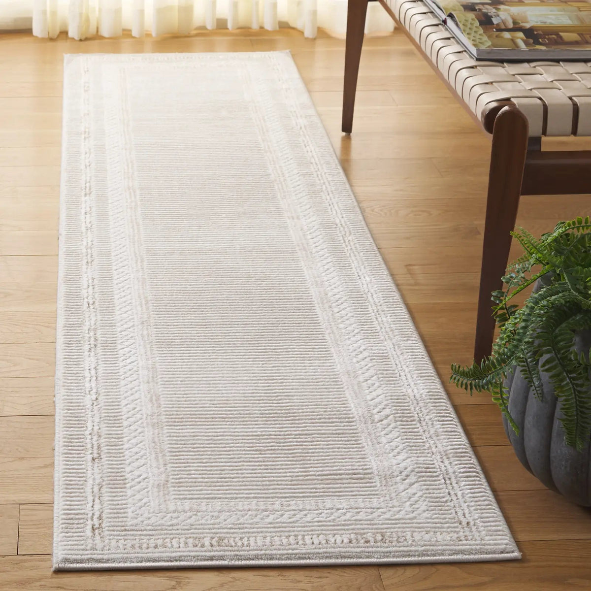 Safavieh Hanna 2'-0" x 8'-0" Rug in Ivory / Beige