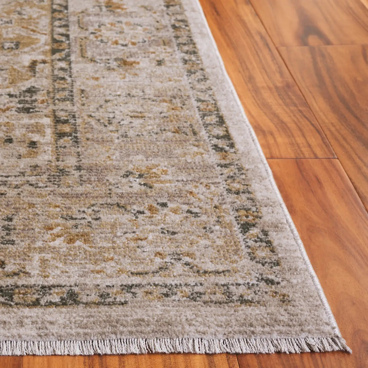 Safavieh Hazel 500 4'-0" x 6'-0" Rug in Taupe / Green