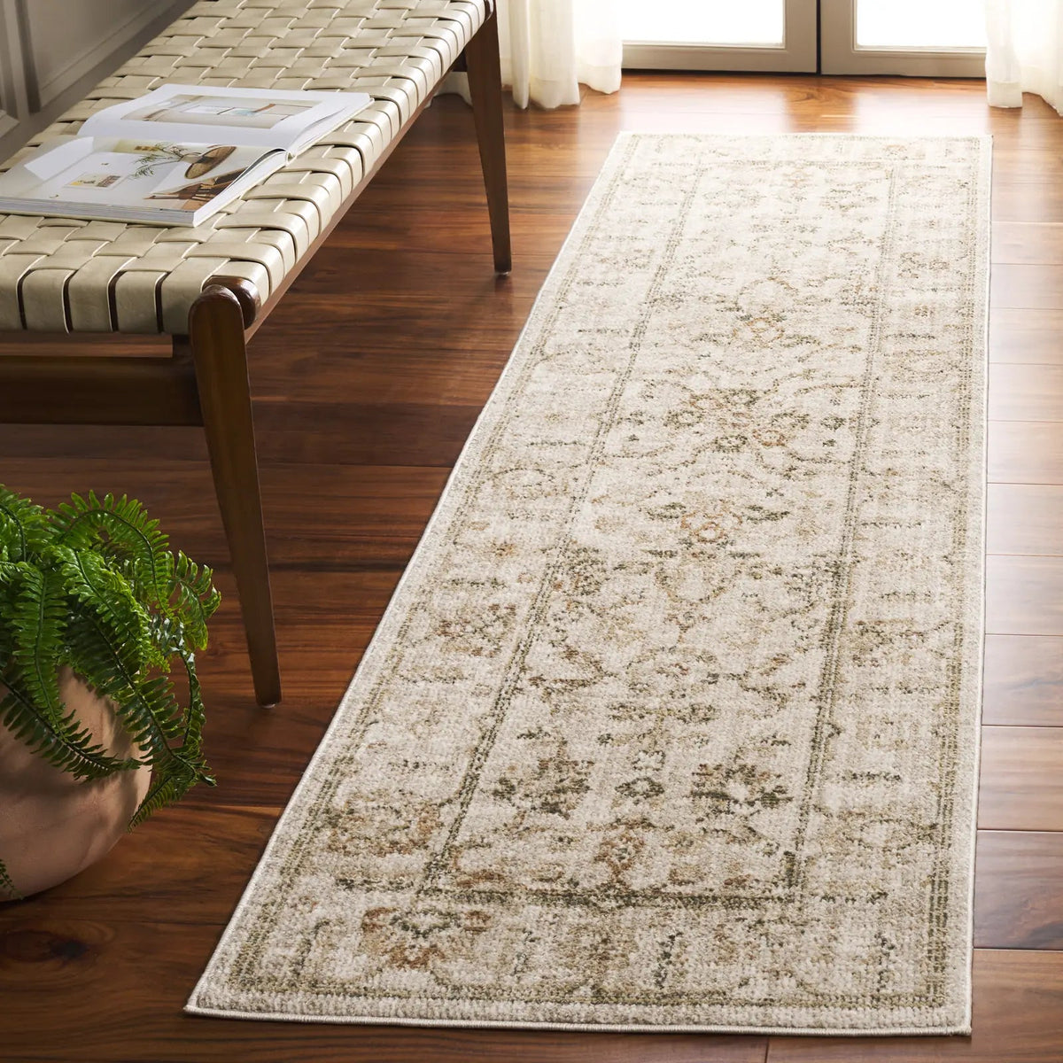 Safavieh Hazel 500 2'-2" x 8'-0" Rug in Ivory / Beige