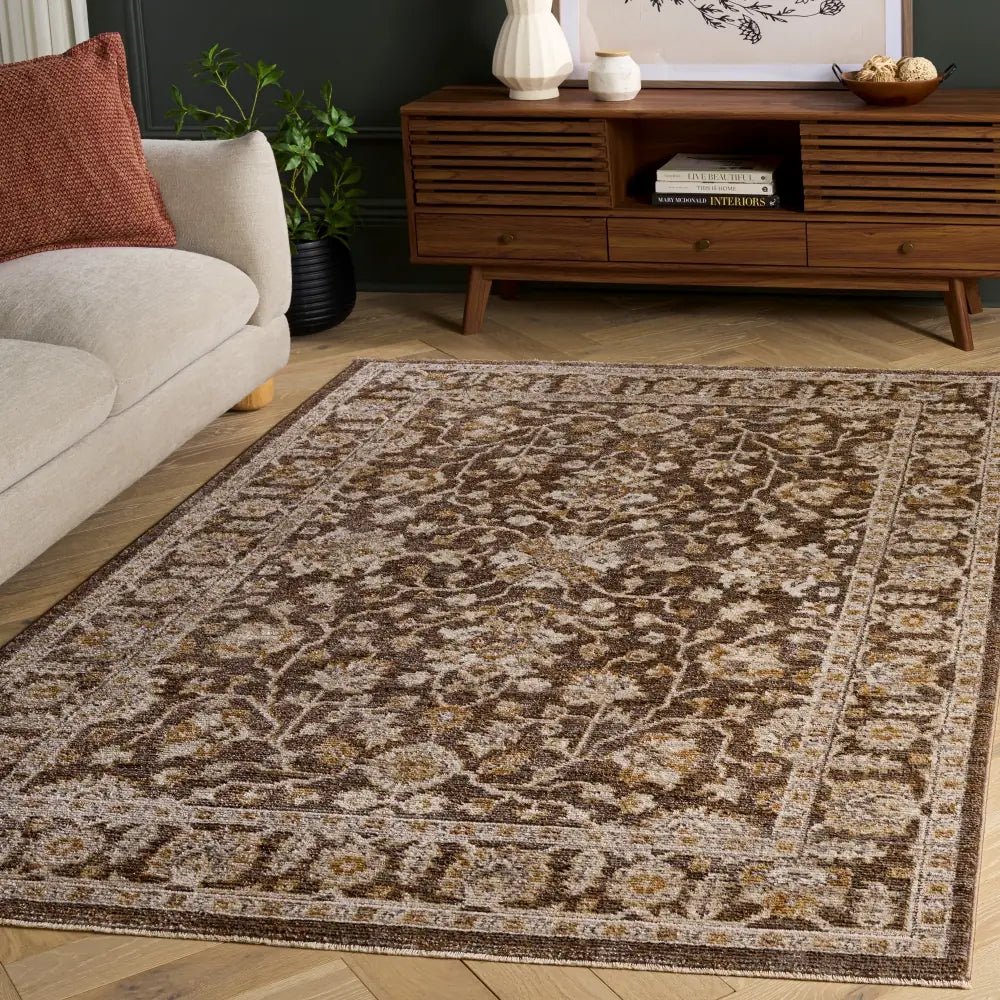 Safavieh Hazel 500 5'-3" x 7'-6" Rug in Brown / Ivory