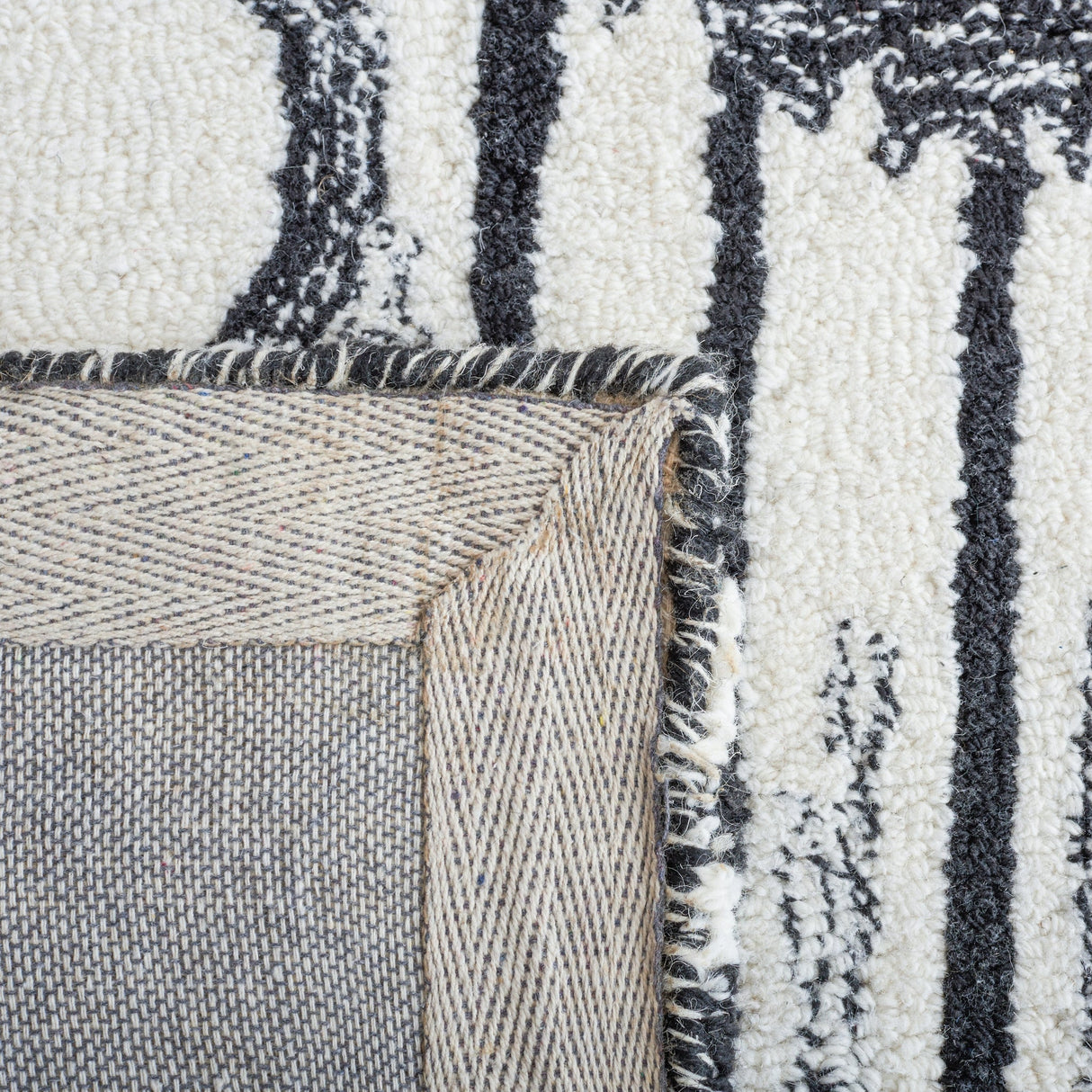 Safavieh Ikat Ikt651Z Black/Ivory Rug - Safavieh - ikt651z - 6r