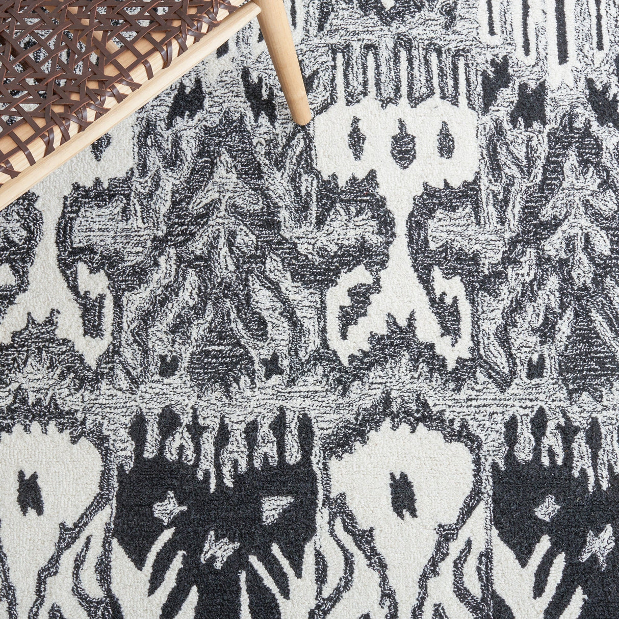 Safavieh Ikat Ikt651Z Black/Ivory Rug - Safavieh - ikt651z - 6r