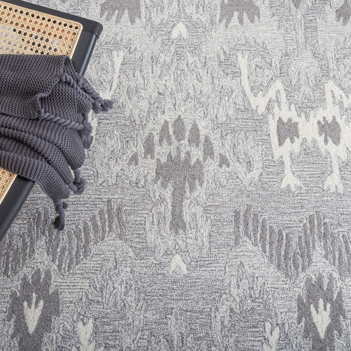 Safavieh Ikat Ikt652F Grey/Ivory Rug - Safavieh - ikt652f - 6r