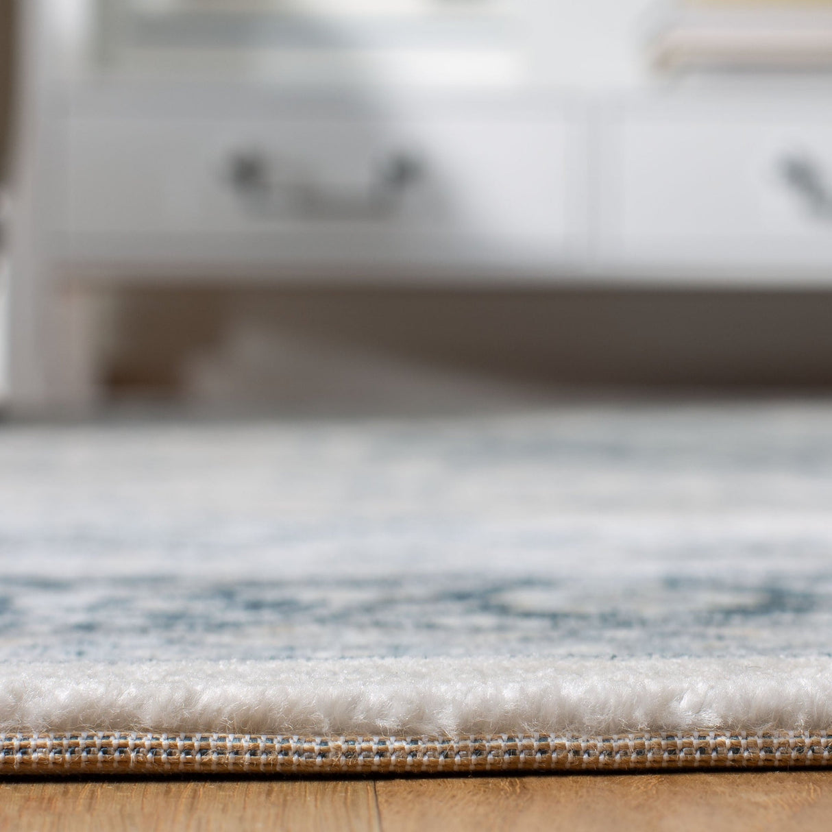 Safavieh Isabella Isa919A Cream/Dark Blue Rug - Safavieh - isa919a - 4r