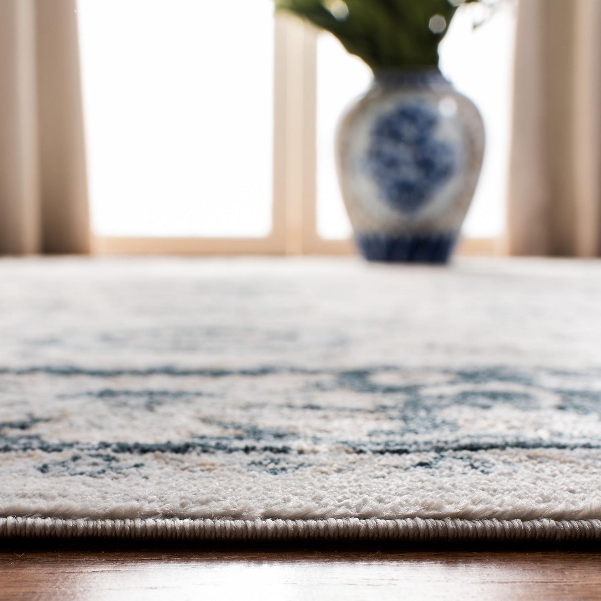 Safavieh Isabella Isa940A Cream/Navy Rug - Safavieh - isa940a - 4r