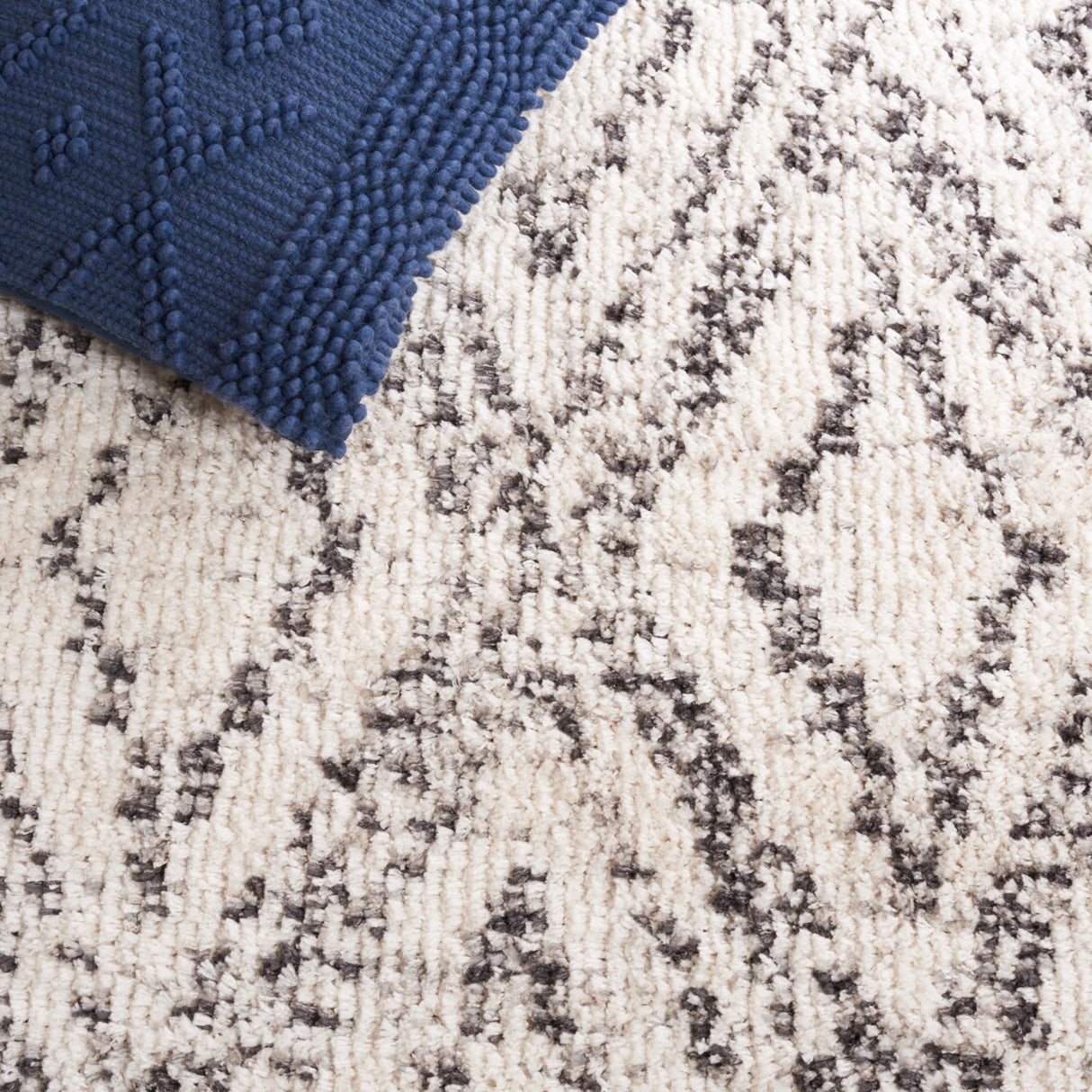Safavieh Jericho Jer104A Ivory/Black Rug - Safavieh - jer104a - 7r