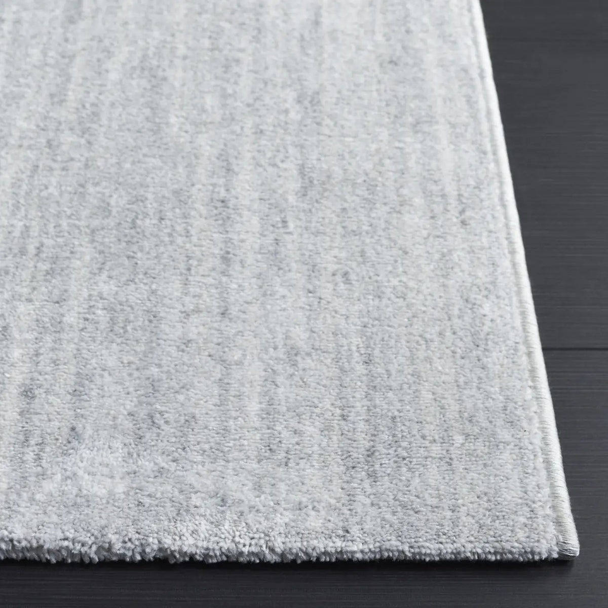 Safavieh Mabel 4'-0" x 6'-0" Rug in Light Blue / Ivory