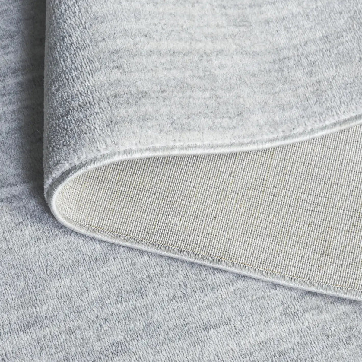 Safavieh Mabel 4'-0" x 6'-0" Rug in Light Blue / Ivory