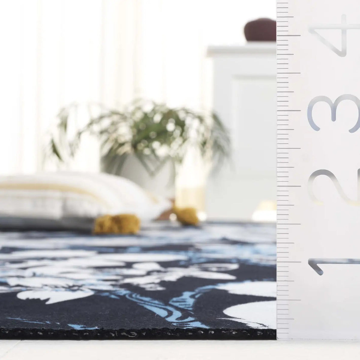 Safavieh Malibu 4'-0" x 6'-0" Rug in Black / Blue