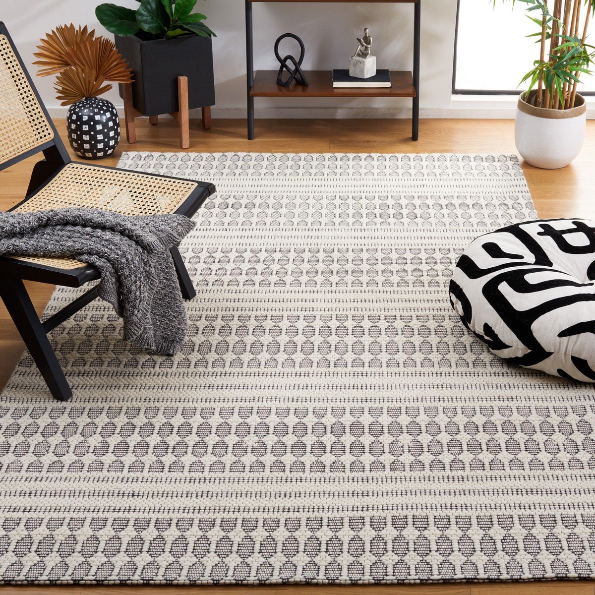 Safavieh Marbella Mrb327Z Black/Ivory Rug.