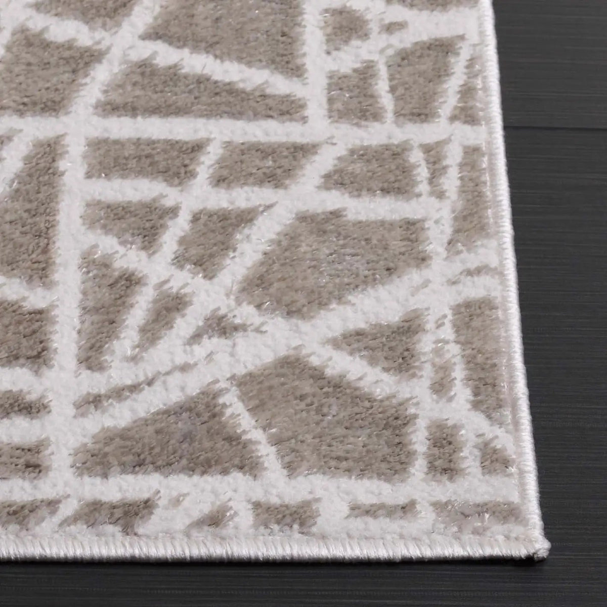 Safavieh Maya 4'-0" x 6'-0" Rug in Taupe / Grey