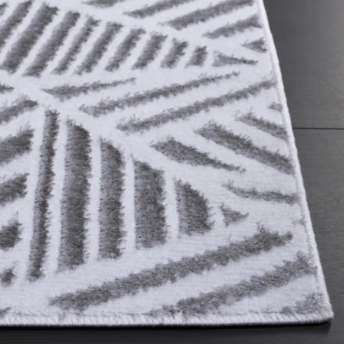 Safavieh Maya 4'-0" x 6'-0" Rug in Ivory / Grey