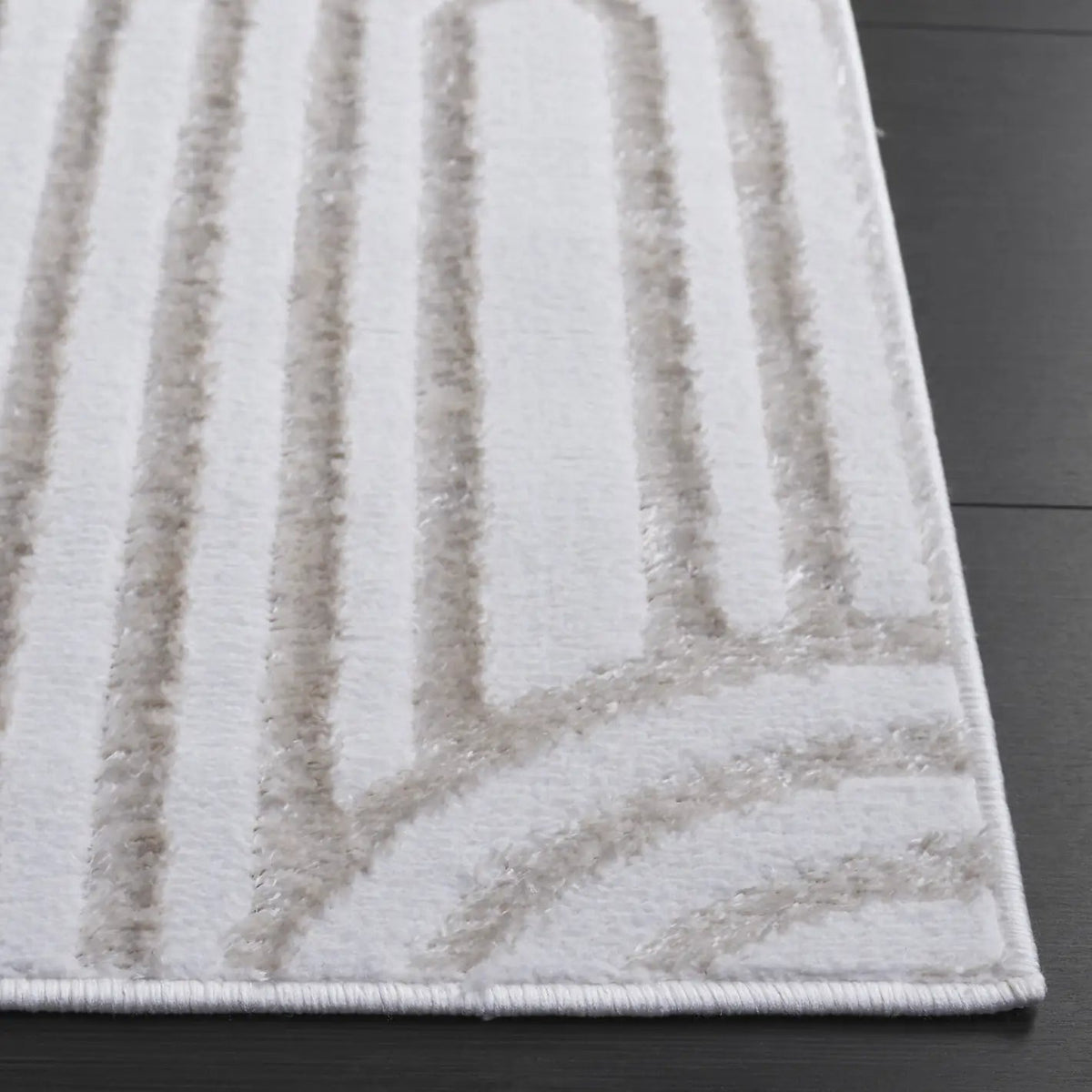 Safavieh Maya 4'-0" x 6'-0" Rug in Ivory