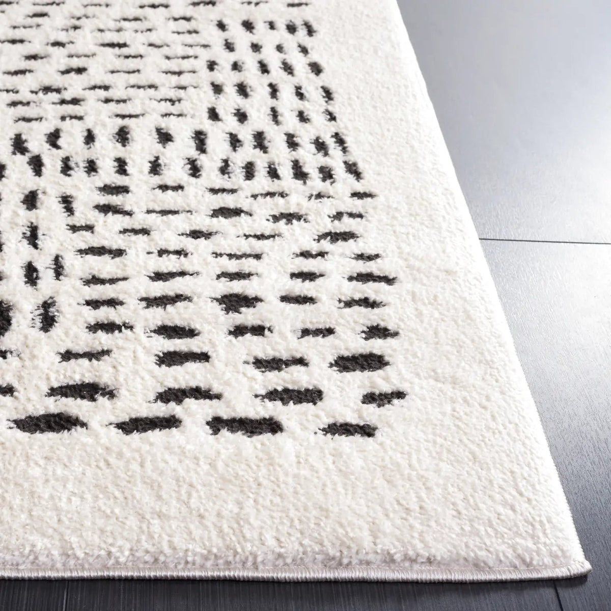 Safavieh Melody 4'-0" x 6'-0" Rug in Ivory / Black