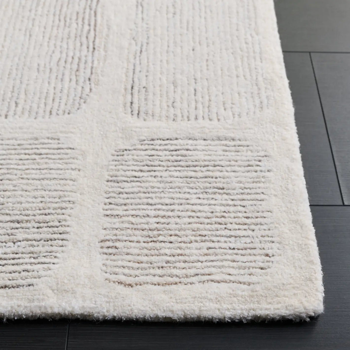 Safavieh Metro 4'-0" x 6'-0" Rug in Ivory / Grey