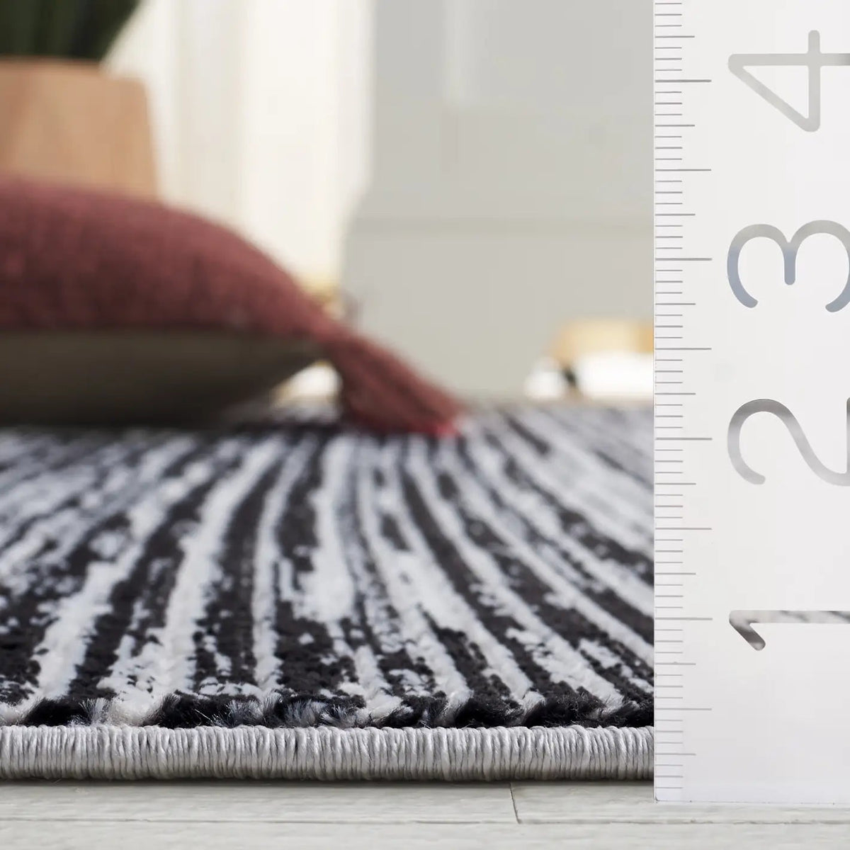 Safavieh Mila 4'-0" x 6'-0" Rug in Black / Ivory