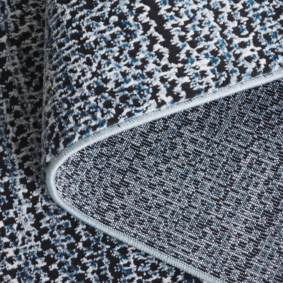 Safavieh Mila 4'-0" x 6'-0" Rug in Black / Light Blue