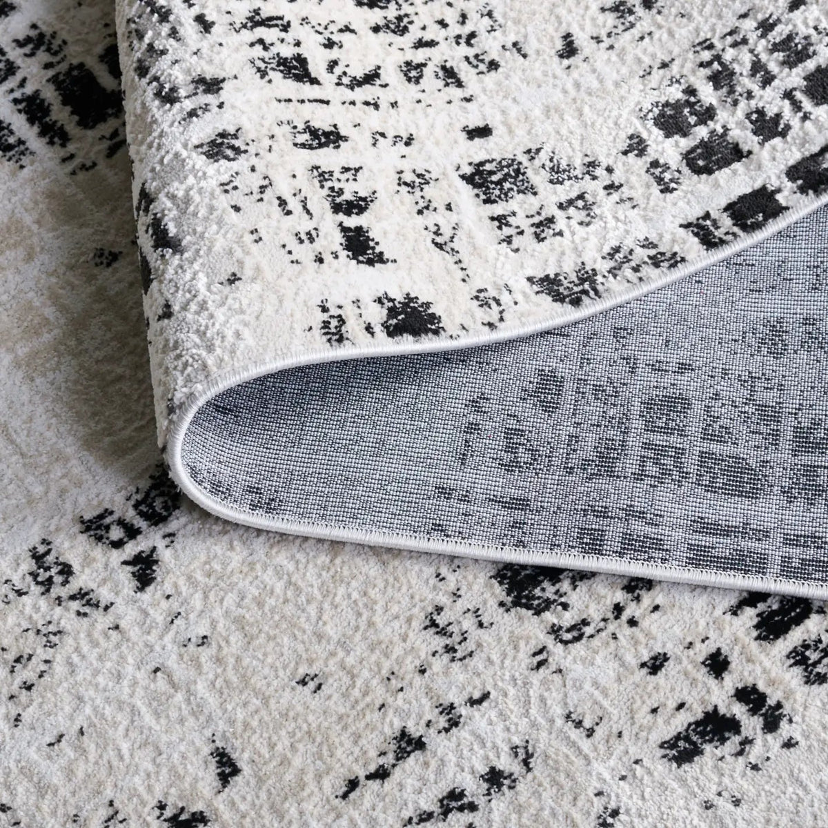 Safavieh Mila 4'-0" x 6'-0" Rug in Black / Ivory