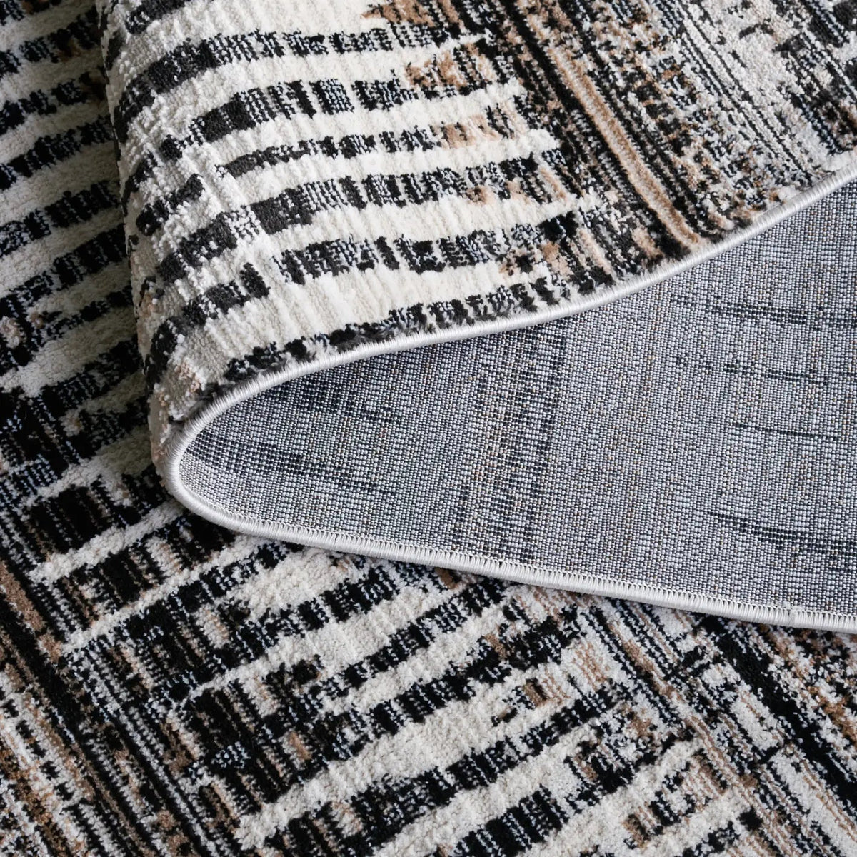 Safavieh Mila 4'-0" x 6'-0" Rug in Beige / Ivory Black