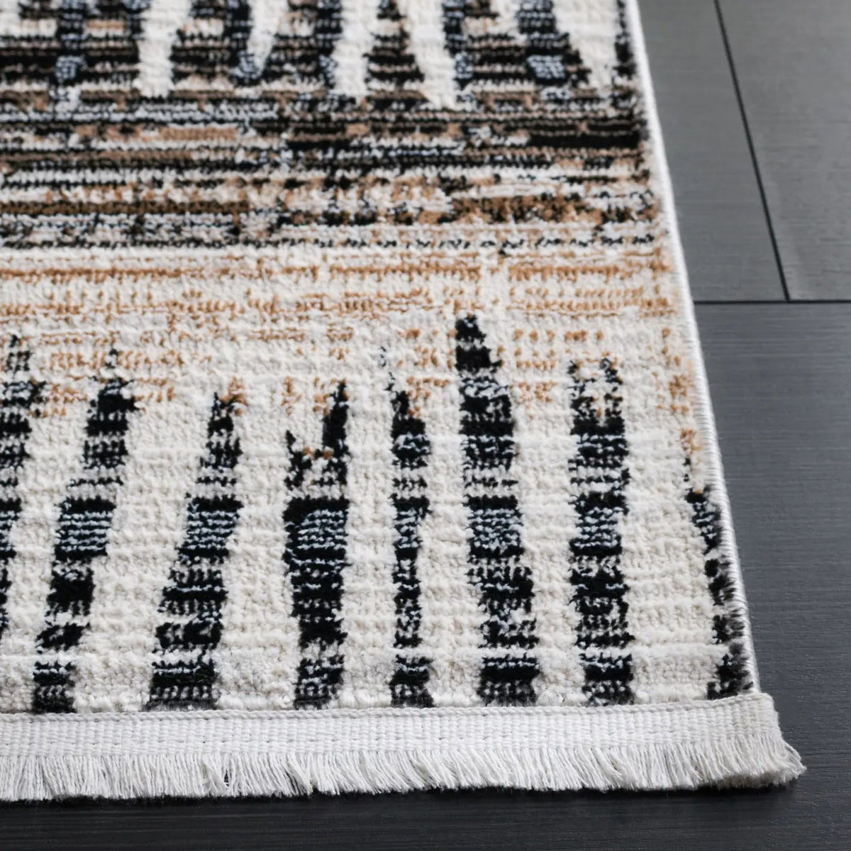 Safavieh Mila 4'-0" x 6'-0" Rug in Beige / Ivory Black