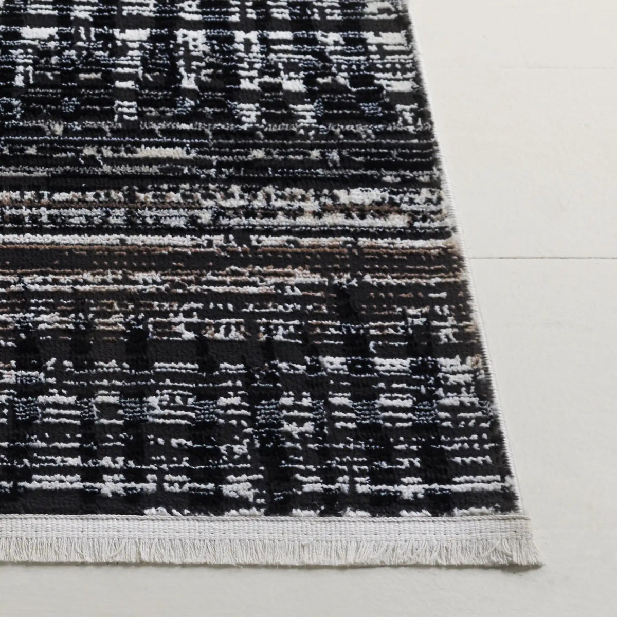 Safavieh Mila 4'-0" x 6'-0" Rug in Black / Beige Ivory