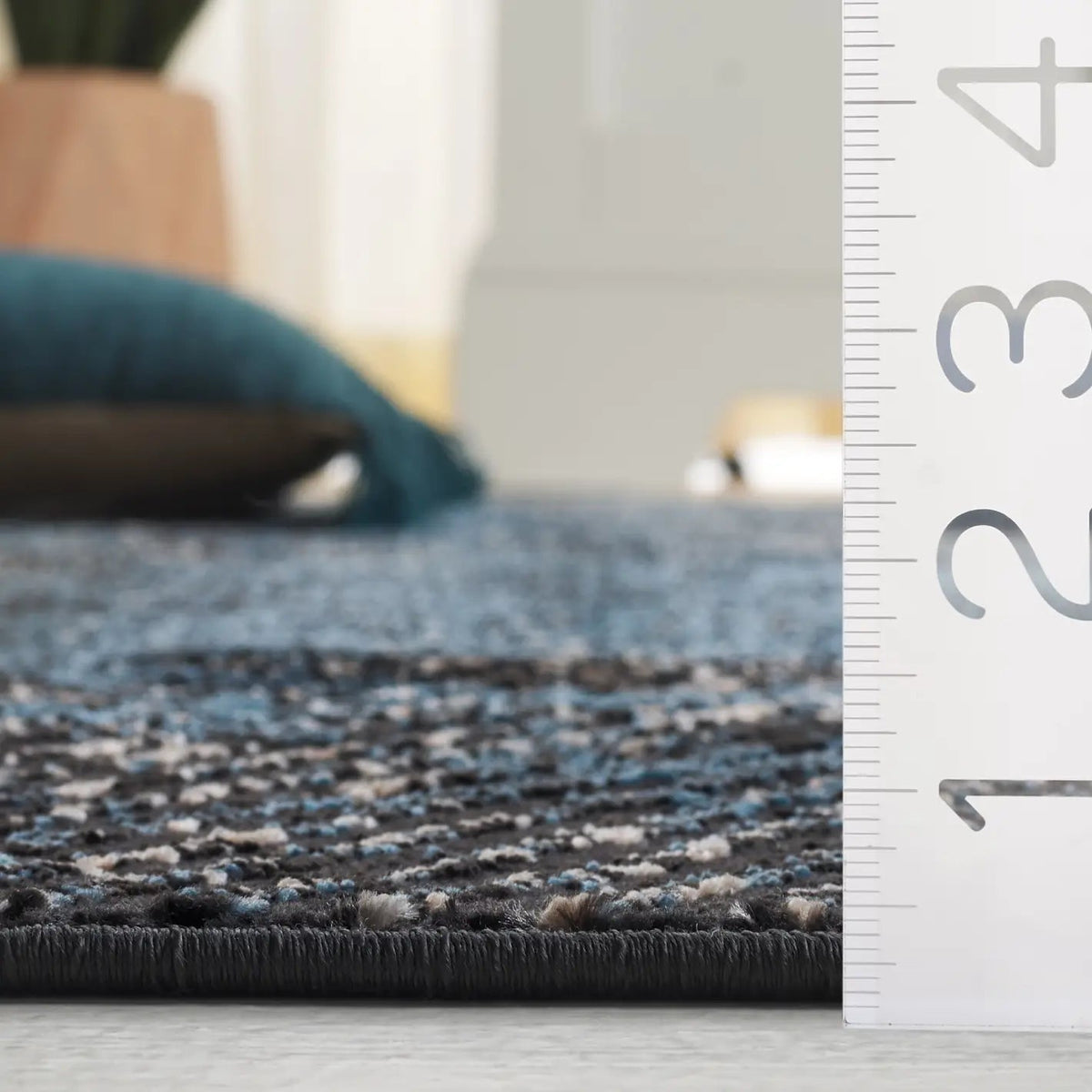 Safavieh Mila 4'-0" x 6'-0" Rug in Dark Blue / Black