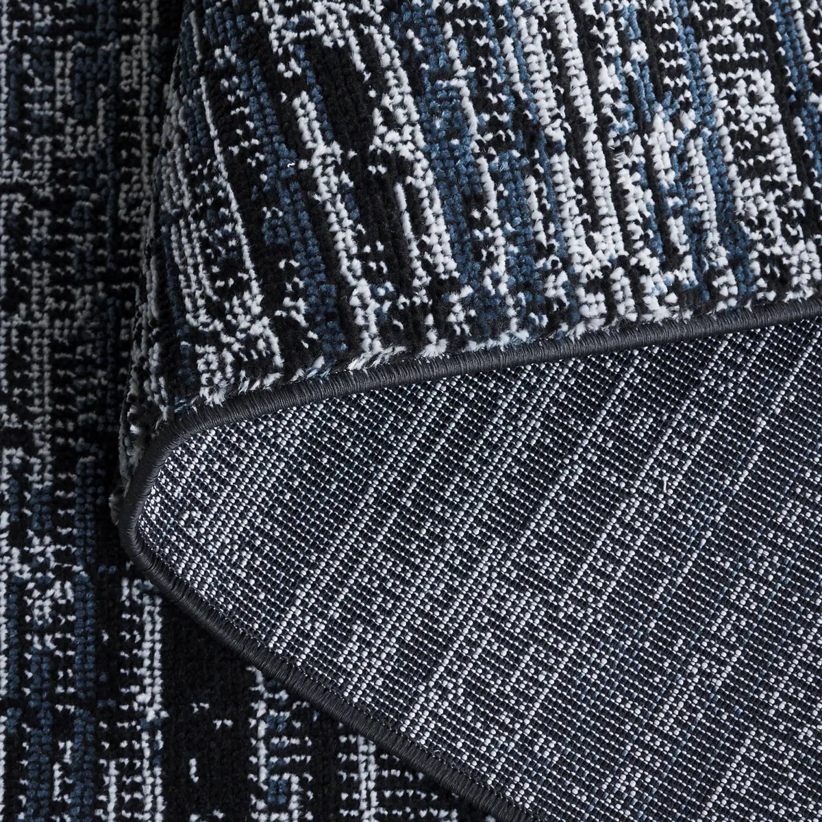 Safavieh Mila 4'-0" x 6'-0" Rug in Dark Blue / Black