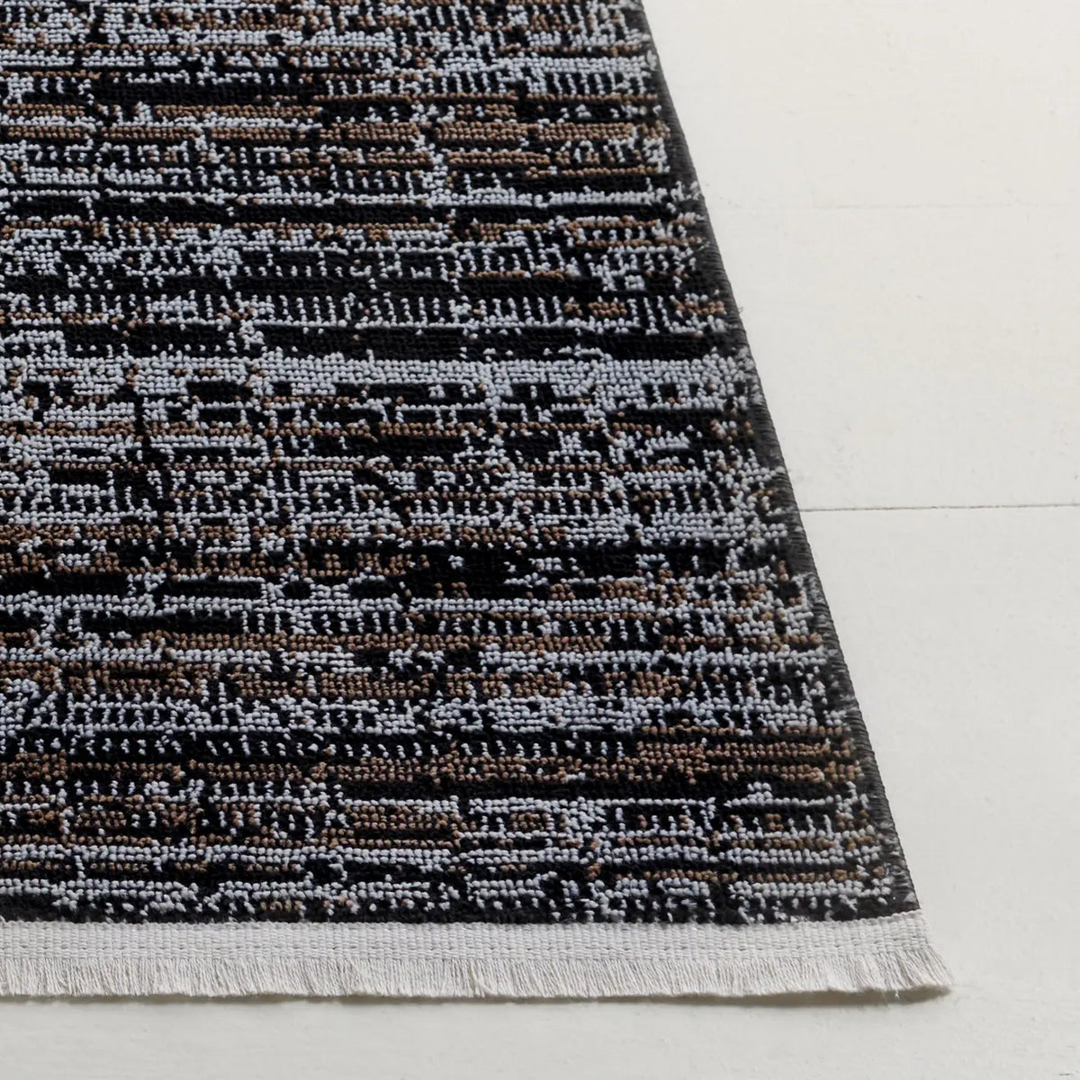 Safavieh Mila 4'-0" x 6'-0" Rug in Brown / Ivory Black