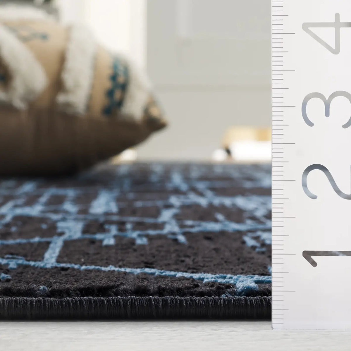 Safavieh Mila 4'-0" x 6'-0" Rug in Brown / Blue Black