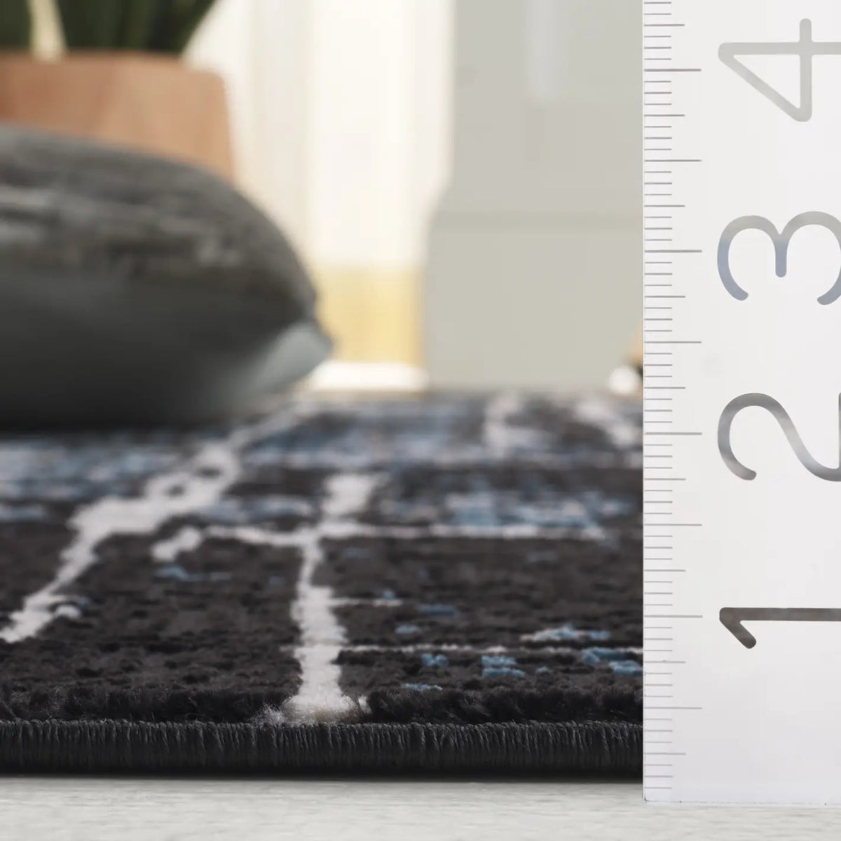 Safavieh Mila 4'-0" x 6'-0" Rug in Black / Blue Ivory