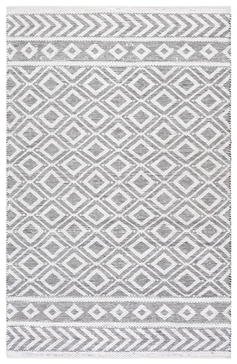 Safavieh Montauk 5'-0" x 8'-0" Rug in Ivory / Black