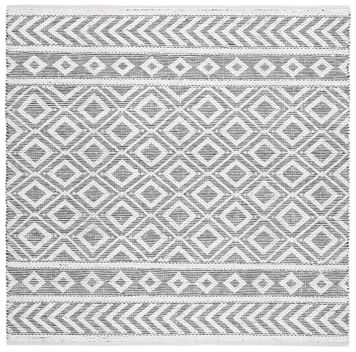 Safavieh Montauk 6'-0" x 6'-0" Rug in Ivory / Black