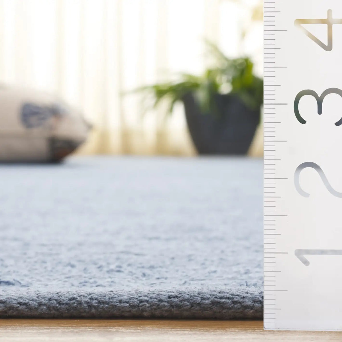 Safavieh Montauk 4'-0" x 6'-0" Rug in Blue