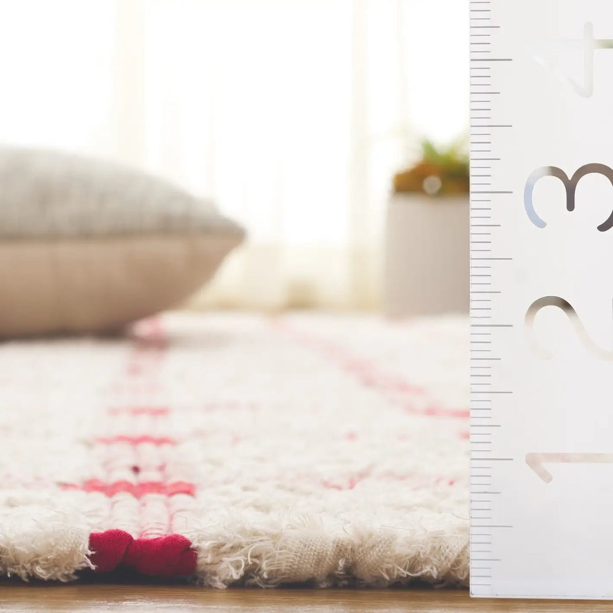 Safavieh Montauk 4'-0" x 6'-0" Rug in Ivory / Red
