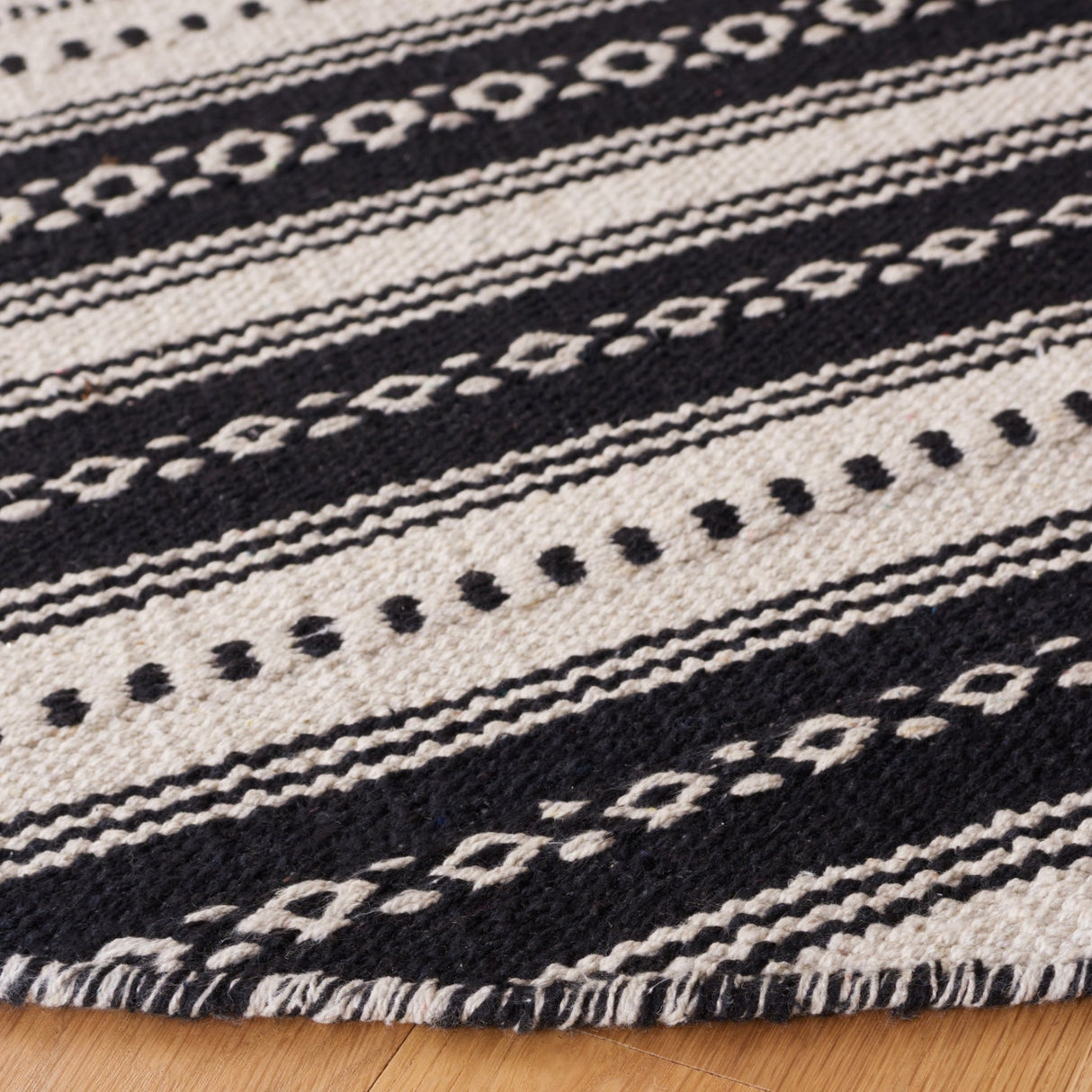 Safavieh Montauk Mtk726Z Black/Ivory Rug.