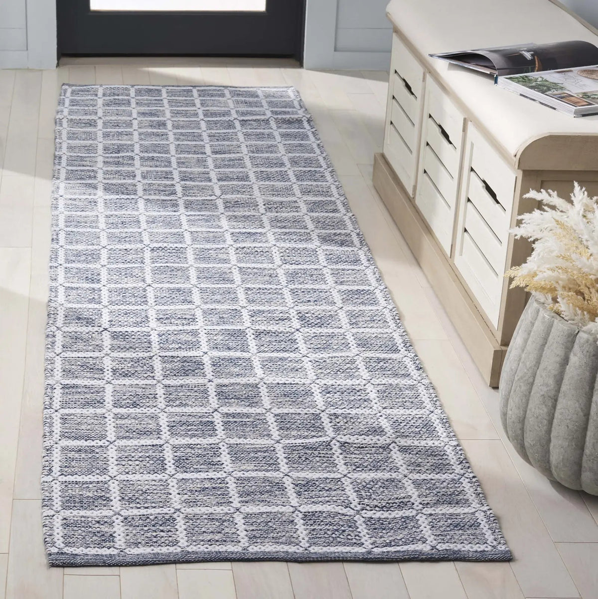 Safavieh Montauk 2'-3" x 8'-0" Rug in Navy / Ivory