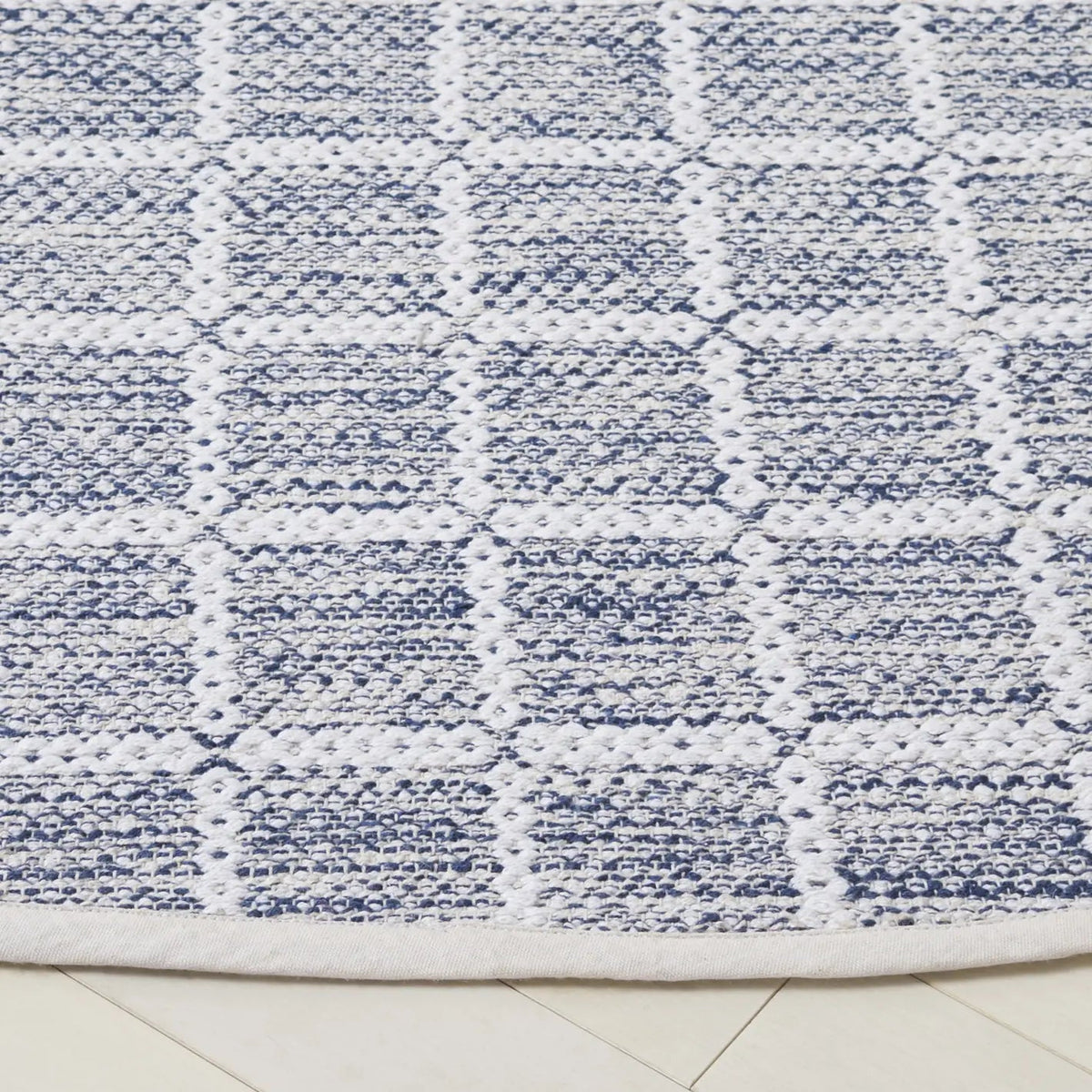 Safavieh Montauk 6'-0" x 6'-0" Rug in Navy / Ivory