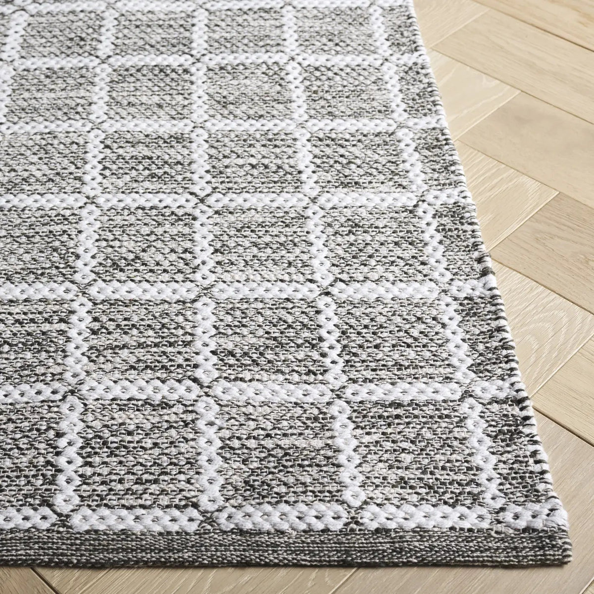 Safavieh Montauk 4'-0" x 6'-0" Rug in Green / Ivory