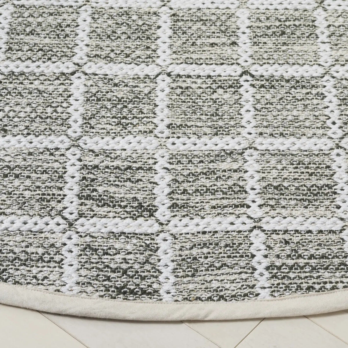Safavieh Montauk 6'-0" x 6'-0" Rug in Green / Ivory