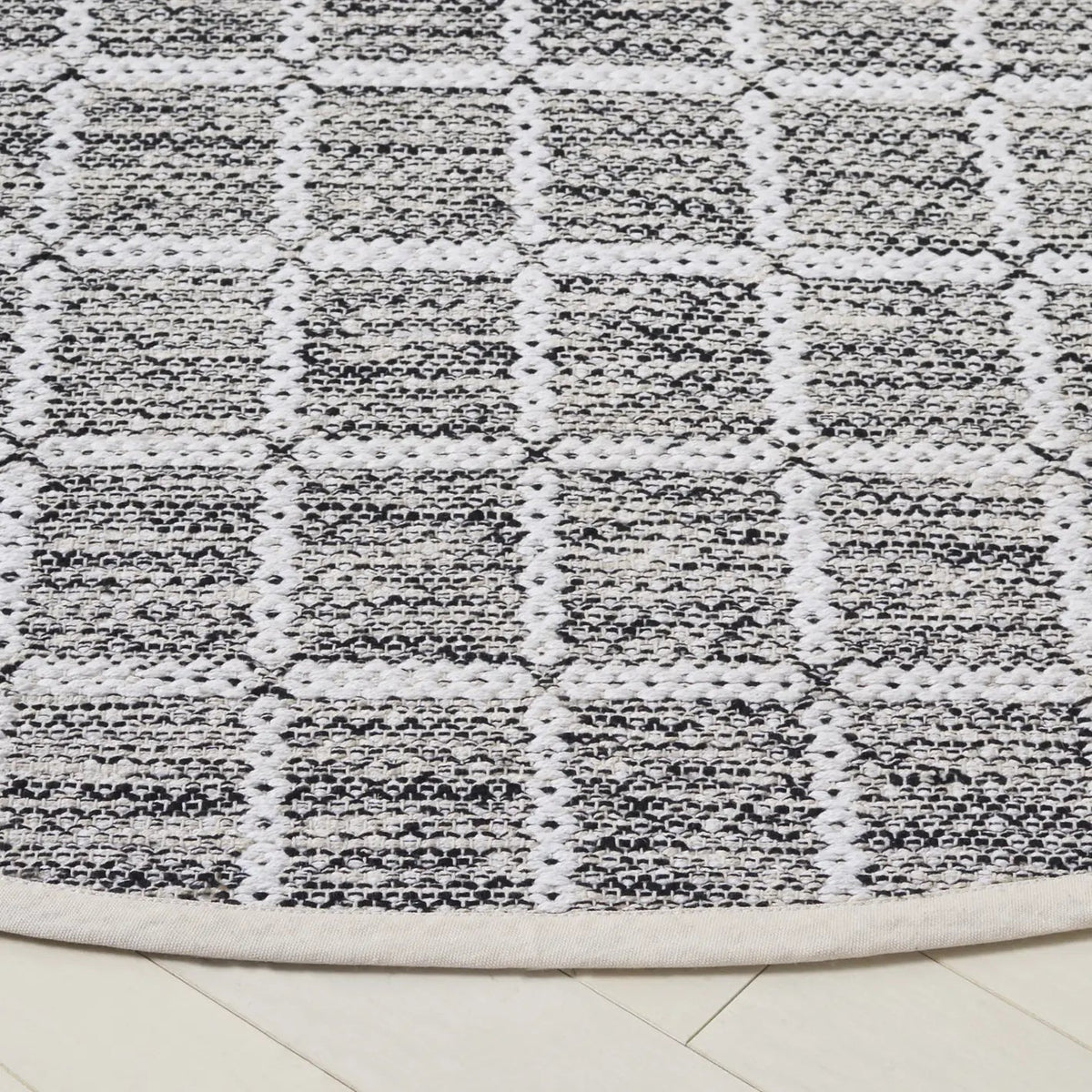Safavieh Montauk 6'-0" x 6'-0" Rug in Black / Ivory