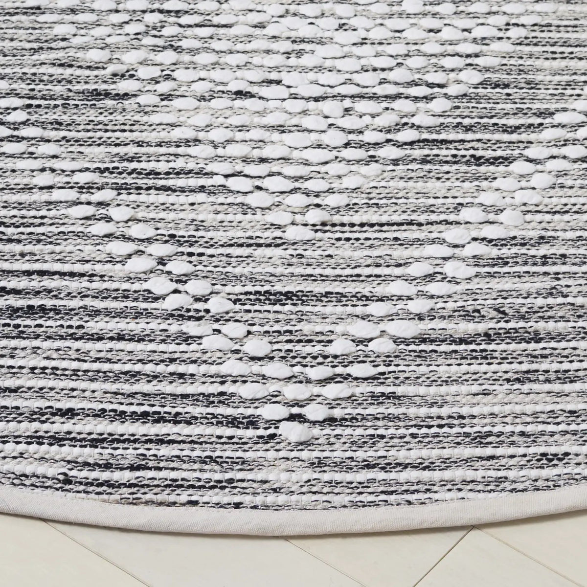 Safavieh Montauk 6'-0" x 6'-0" Rug in Black / Ivory