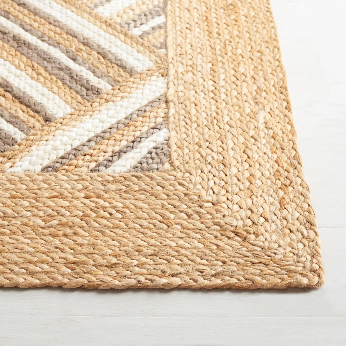 Safavieh Natural Fiber 4'-0" x 6'-0" Rug in Natural / Grey