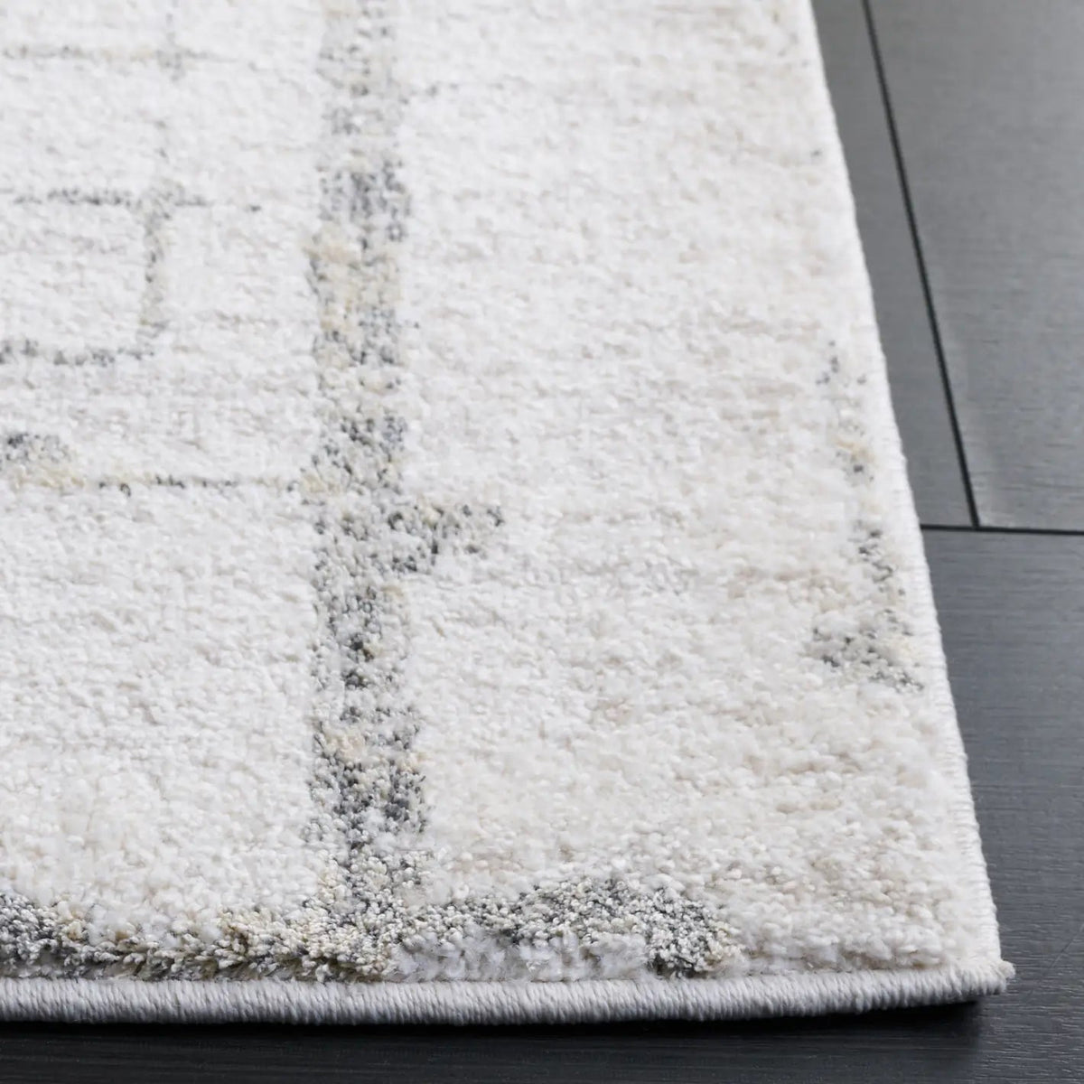 Safavieh Northport 4'-0" x 6'-0" Rug in Ivory / Grey