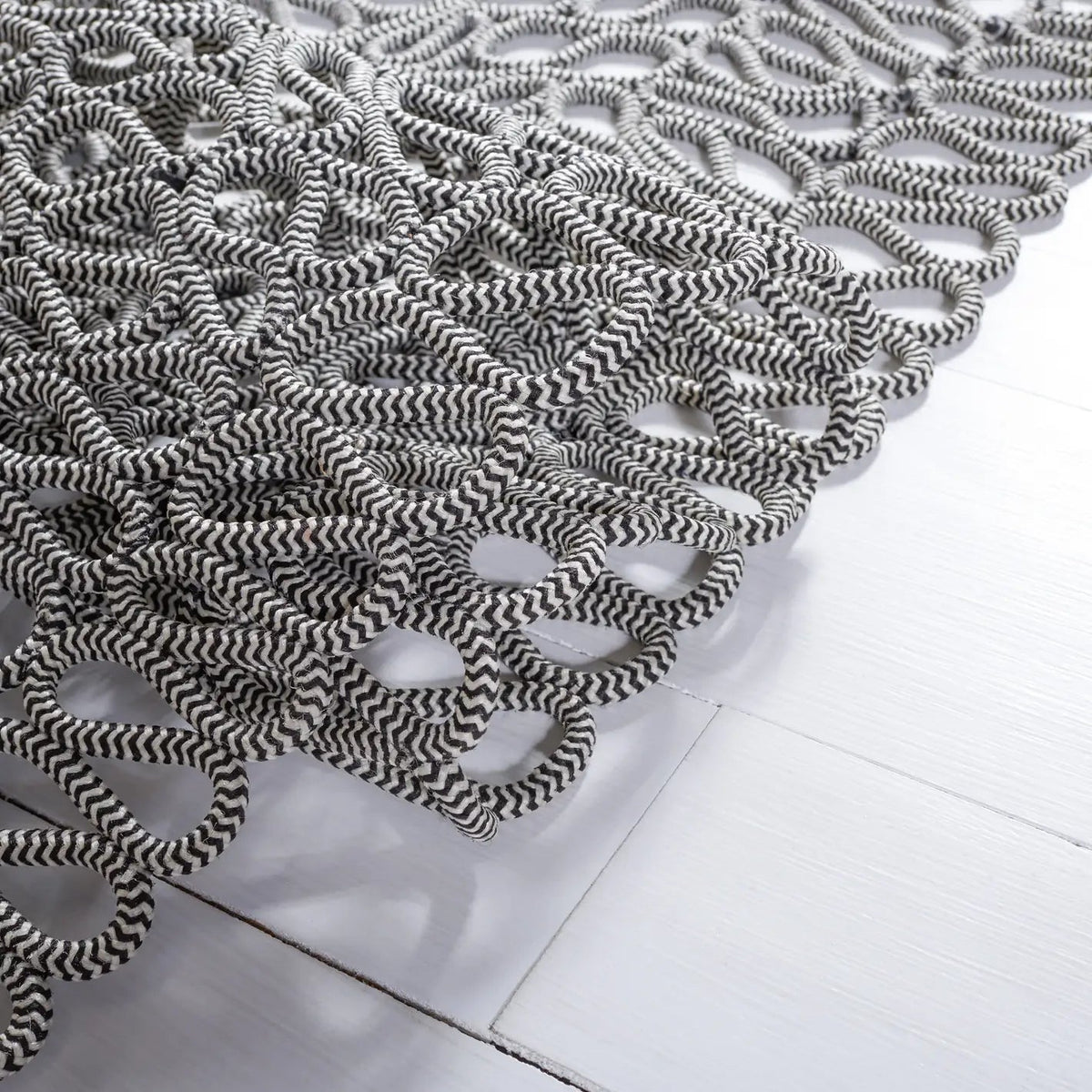 Safavieh Novelty 4'-0" x 6'-0" Rug in Black / Ivory