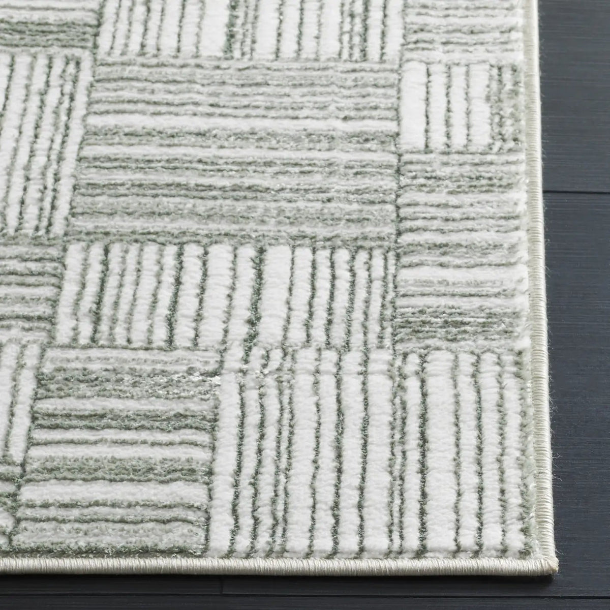 Safavieh Orchard 4'-0" x 6'-0" Rug in Green / Ivory